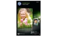 Förpackning med HP Everyday Photo Paper, visar ett barn med rosa tulpaner.